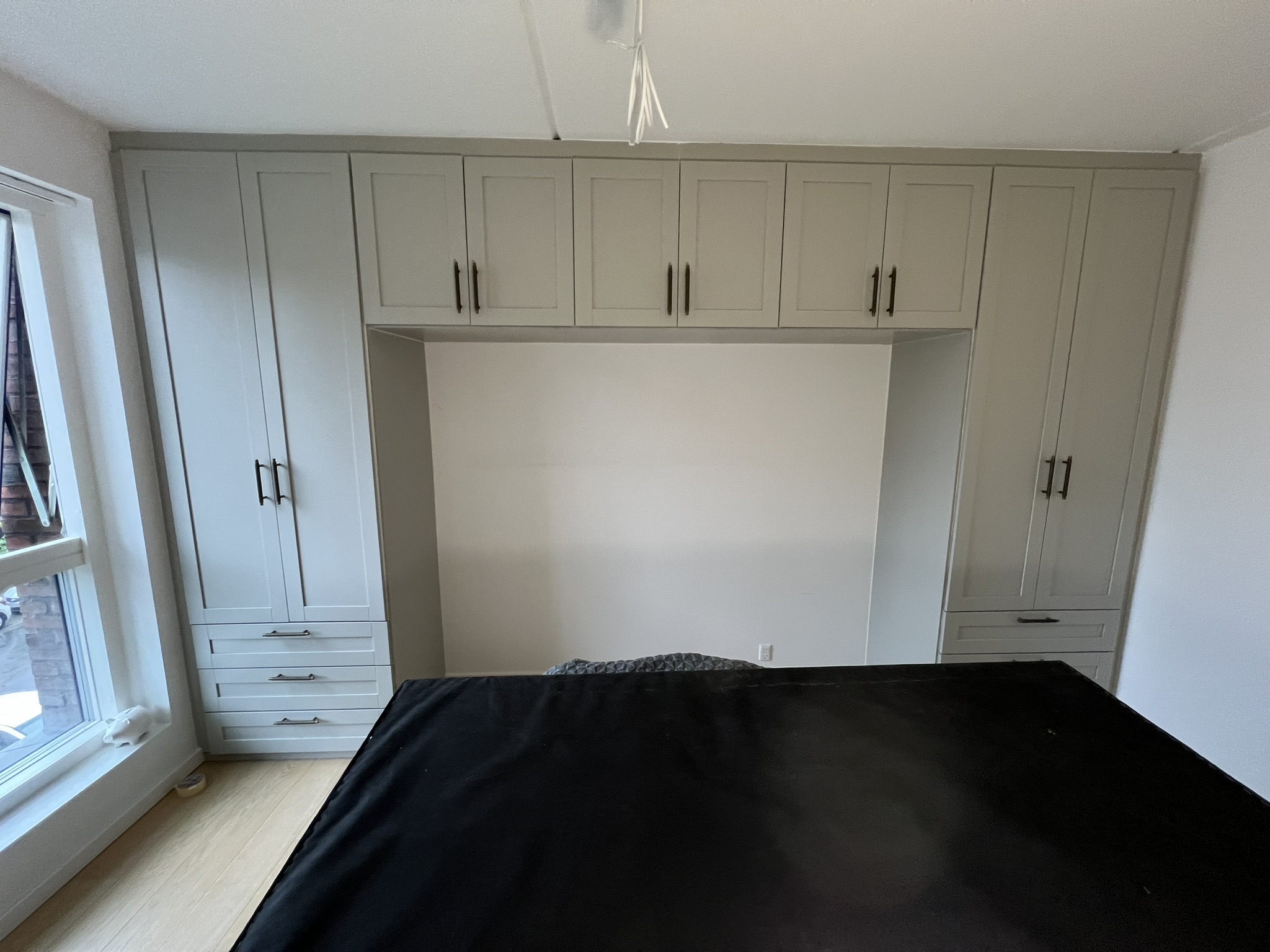 Færdigmonteret IKEA skabsvæg